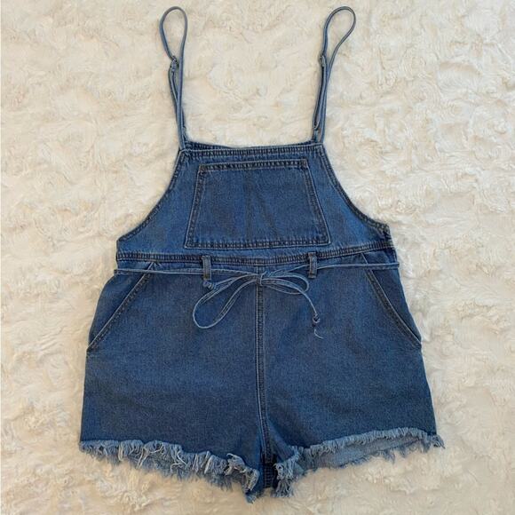 Forever 21 Women's Jean Denim Overall Shorts Romper Size Large Tie Waist Raw Hem - Picture 1 of 13